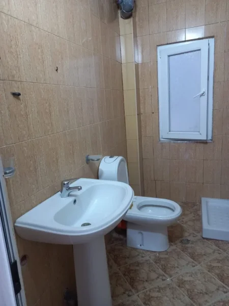 Tirane, shitet apartament 1+1 Kati 1, 63 m² 69.000 € (Kombinat)