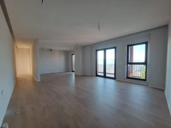 Tirane, jepet me qera zyre Kati 17, 160 m² 1.800 € (rruga kavajes)