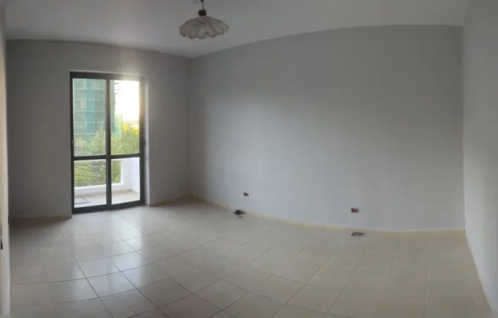 Tirane, jepet me qera apartament 1+1+Ballkon Kati 5, 60 m² 450 € (Rr. E Kavajes prane Arlis)