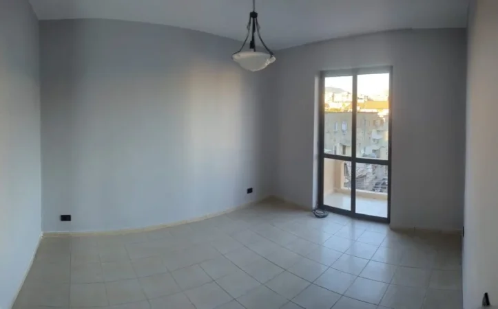 Tirane, jepet me qera apartament 1+1+Ballkon Kati 5, 60 m² 450 € (Rr. E Kavajes prane Arlis)