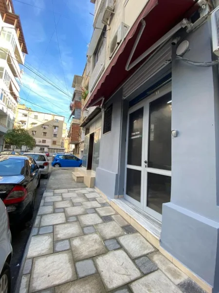 Tirane, jepet me qera dyqan Kati 0, 25 m² 250 € (Kopeshti nr 3 Tirane)