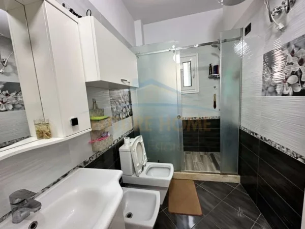 Tirane, shitet Vile 5+1+Ballkon , 656 m² 350.000 € (Vore)