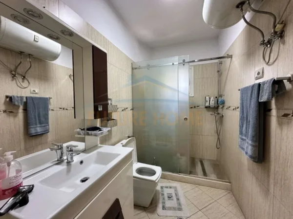 Tirane, shitet Vile 5+1+Ballkon , 656 m² 350.000 € (Vore)