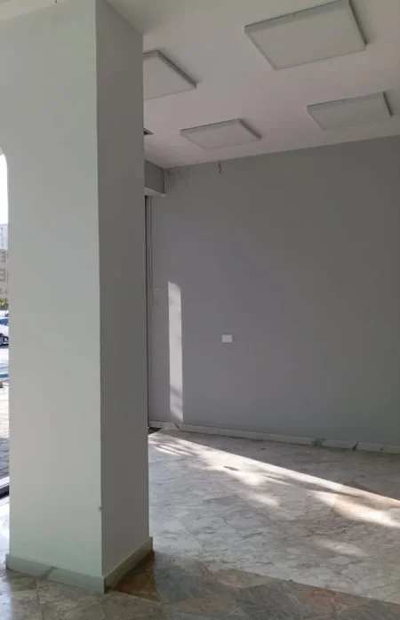 Tirane, jepet me qera dyqan Kati 0, 76 m² 5.300 € (21 dhjetori , rruga e kavajes)
