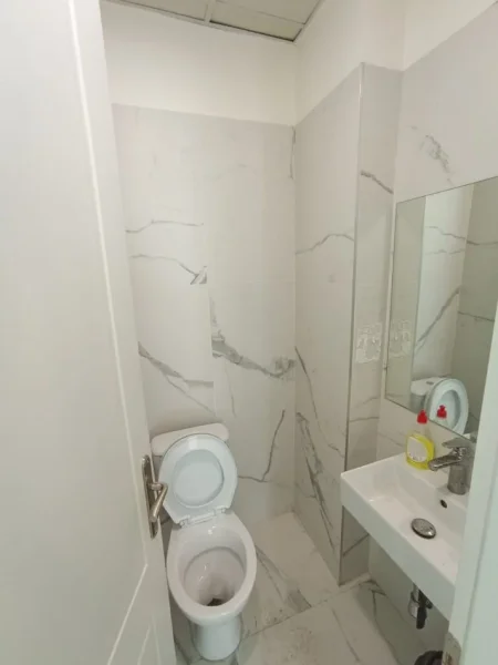 Tirane, jepet me qera dyqan Kati 0, 76 m² 5.300 € (21 dhjetori , rruga e kavajes)