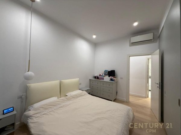 Tirane, jap me qera apartament 2+1+2+POST PARKIMI , 93 m² 2.000 € (Ish Blloku)