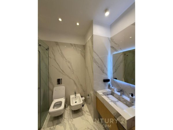Tirane, jap me qera apartament 2+1+2+POST PARKIMI , 93 m² 2.000 € (Ish Blloku)