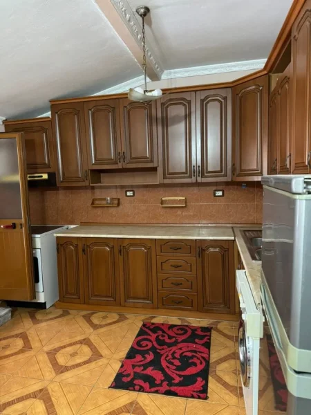 Tirane, jepet me qera apartament 2+1+Ballkon Kati 6, 100 m² 450 € (Bllok , pallatet agimi)