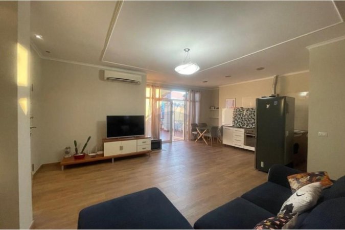 Tirane, jepet me qera apartament 2+1 Kati 8, 90 m² 650 € (KOMUNA E PARISIT)