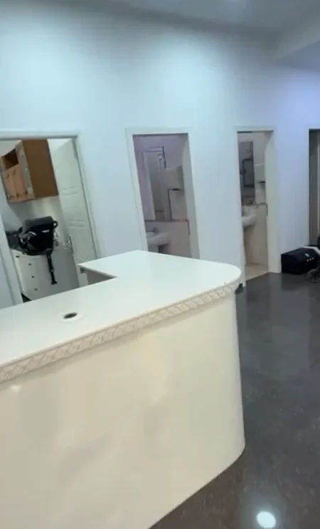 Tirane, jepet me qera ambjent biznesi Kati 0, 200 m² 2.000 € (Oxhaku)