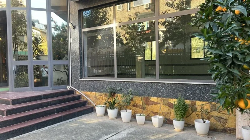 Tirane, jepet me qera ambjent biznesi Kati 0, 200 m² 2.000 € (Oxhaku)