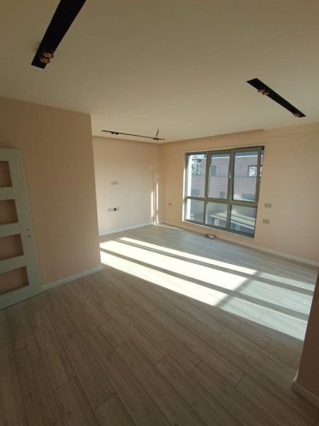 Tirane, jepet me qera zyre Kati 7, 96 m² 1.350 € (rruga e kavajes)