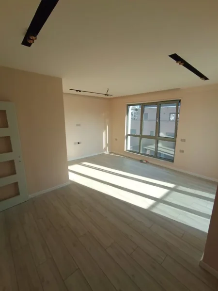 Tirane, jepet me qera zyre Kati 7, 96 m² 1.350 € (rruga e kavajes)