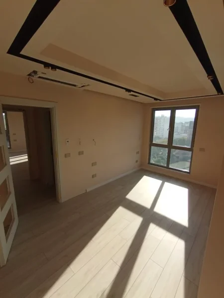 Tirane, jepet me qera zyre Kati 7, 96 m² 1.350 € (rruga e kavajes)