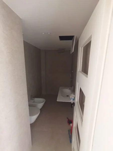 Tirane, jepet me qera zyre Kati 7, 96 m² 1.350 € (rruga e kavajes)