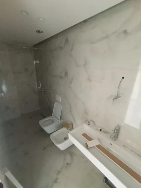 Tirane, jepet me qera zyre Kati 7, 96 m² 1.350 € (rruga e kavajes)