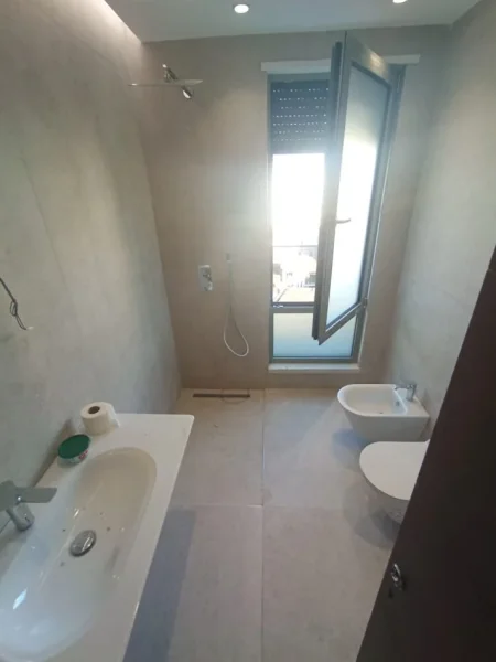 Tirane, jepet me qera zyre Kati 7, 126 m² 1.700 € (rruga e durresit , rruga e kavajes)