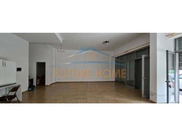 Durres, jepet me qera dyqan Kati 0, 71 m² 450 € (Prane Kazazit, Durres)