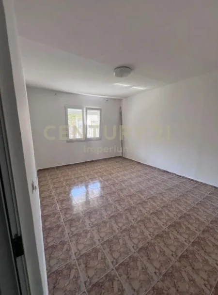 Tirane, shitet apartament 1+1 Kati 1, 64 m² 70.000 € (Kombinat)