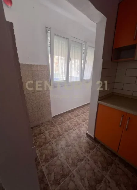 Tirane, shitet apartament 1+1 Kati 1, 64 m² 68.000 € (Kombinat)