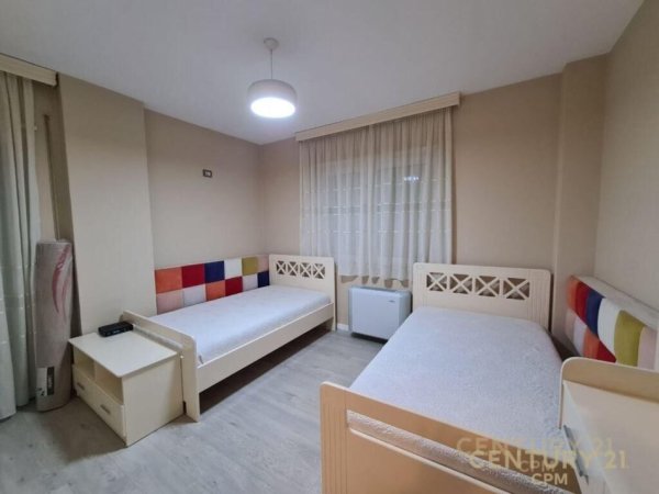 Tirane, jepet me qera apartament 2+1 Kati 4, 140 m² 1.100 € (JURIDIKU)