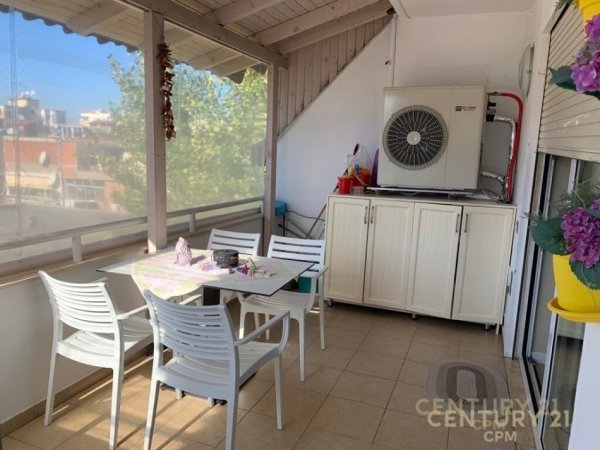 Tirane, jepet me qera apartament 2+1 Kati 4, 140 m² 1.100 € (JURIDIKU)