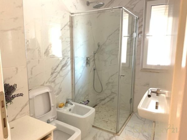 Tirane, jepet me qera apartament 2+1 Kati 4, 140 m² 1.100 € (JURIDIKU)
