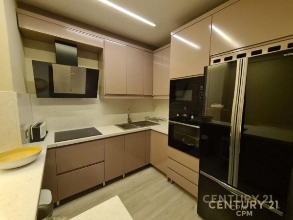 Tirane, jepet me qera apartament 2+1 Kati 4, 140 m² 1.100 € (JURIDIKU)