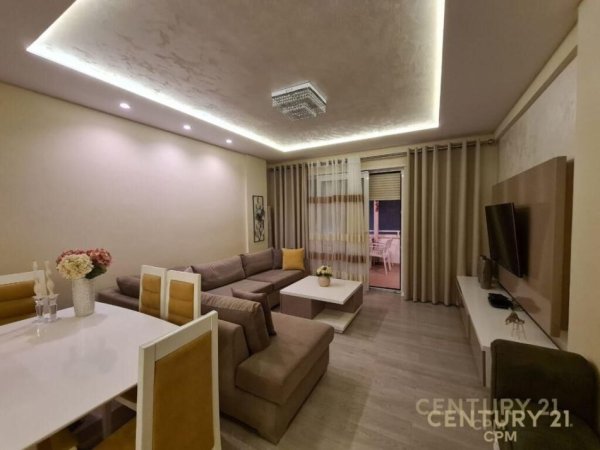 Tirane, jepet me qera apartament 2+1 Kati 4, 140 m² 1.100 € (JURIDIKU)