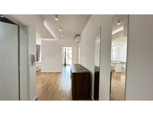 Tirane, jepet me qera apartament 2+1 Kati 8, 101 m² 800 € (Kika 2)
