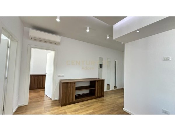 Tirane, jepet me qera apartament 2+1 Kati 8, 101 m² 800 € (Kika 2)