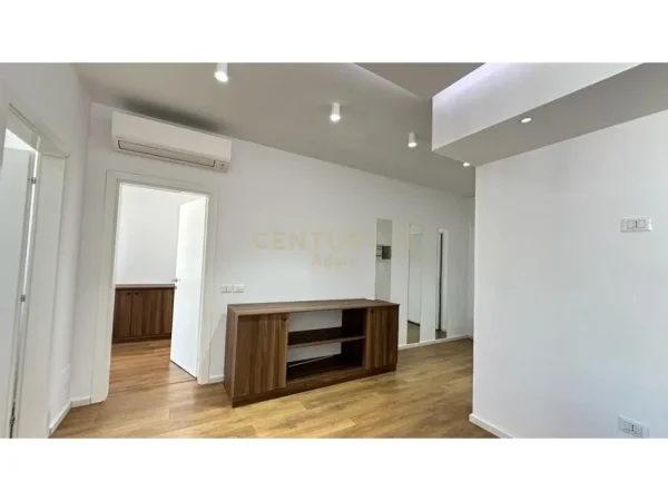 Tirane, jepet me qera apartament 2+1 Kati 8, 101 m² 800 € (Kika 2)