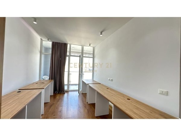 Tirane, jepet me qera apartament 2+1 Kati 8, 101 m² 800 € (Kika 2)