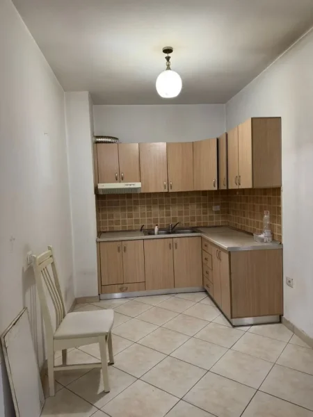Tirane, jepet me qera apartament 1+1+Ballkon Kati 9, 70 m² 260 € (rruga Teodor Keko)
