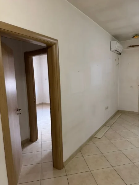Tirane, jepet me qera apartament 1+1+Ballkon Kati 9, 70 m² 260 € (rruga Teodor Keko)