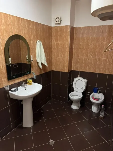 Tirane, jepet me qera apartament 1+1+Ballkon Kati 9, 70 m² 260 € (rruga Teodor Keko)