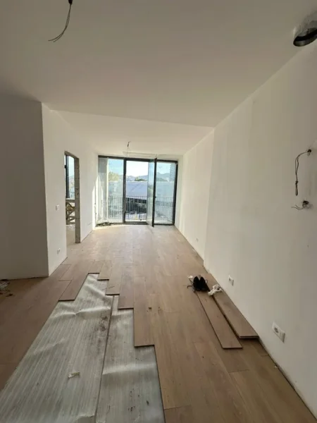 Tirane, jepet me qera ambjent biznesi Kati 2, 65 m² 800 € (Lake View)