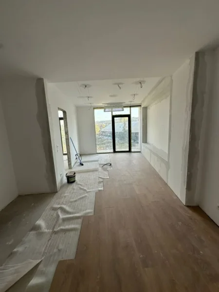 Tirane, jepet me qera ambjent biznesi Kati 2, 65 m² 800 € (Lake View)