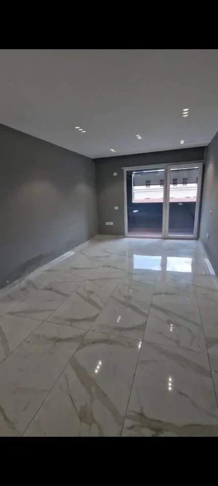 Tirane, jepet me qera ambjent biznesi Kati 2, 162 m² 1.800 € (Rruga Burgut, Kompleks Panorama)