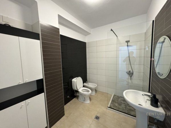 Tirane, jap me qera apartament 3+1+2+POST PARKIMI+Ballkon , 143 m² 1.200 € (Liqeni i Thatë)