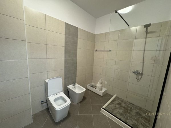 Tirane, jap me qera apartament 3+1+2+POST PARKIMI+Ballkon , 143 m² 1.200 € (Liqeni i Thatë)