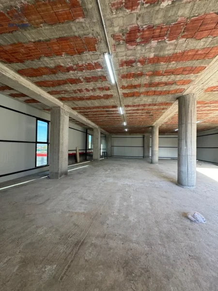 Tirane, jepet me qera magazine Kati 0, 260 m² 1.000 € (Kashar)