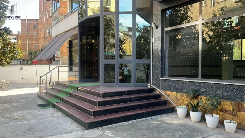 Tirane, jepet me qera ambjent biznesi Kati 0, 200 m² 2.000 € (Oxhaku)