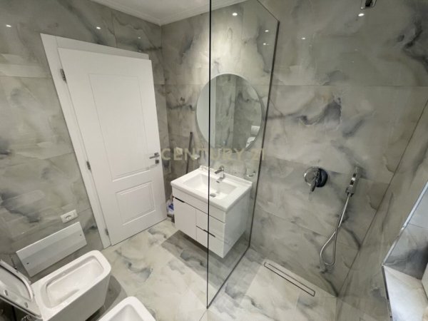 Tirane, jap me qera apartament 2+1+2 +2POSTE PARKIMI +Ballkon , 114 m² 1.200 € (Liqeni i Thatë)