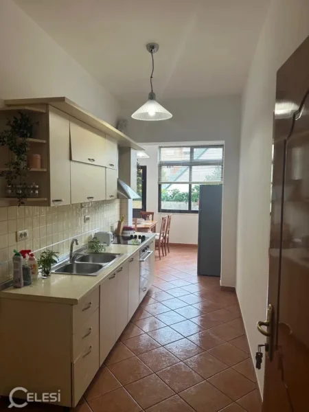 Tirane, jepet me qera apartament 2+1+Aneks+Ballkon Kati 2, 100 m² 500 € (ALI DEMI)