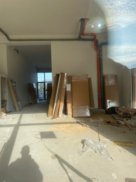 Tirane, jepet me qera ambjent biznesi Kati 0, 180 m² 1.800 € (GOLDEN PARK)