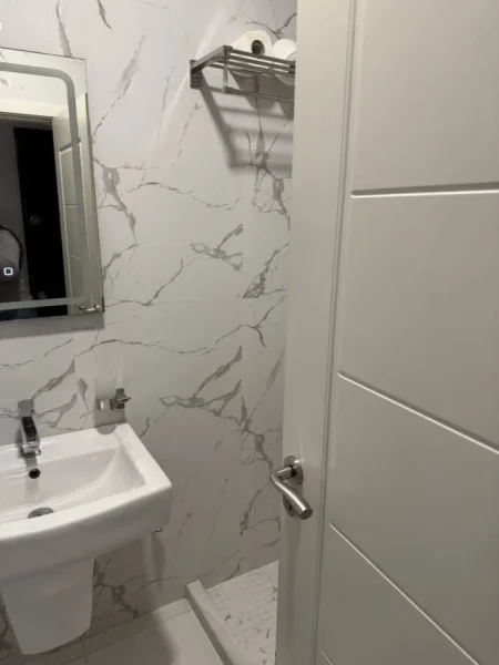 Tirane, jepet me qera apartament 1+1+Ballkon Kati 5, 65 m² 550 € (rruga 5 Maj)