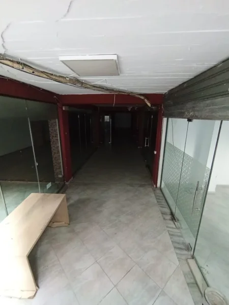 Tirane, jepet me qera dyqan Kati -1, 141 m² 600 € (rruga e kavajes)