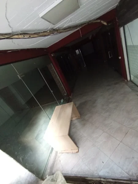 Tirane, jepet me qera dyqan Kati -1, 141 m² 600 € (rruga e kavajes)
