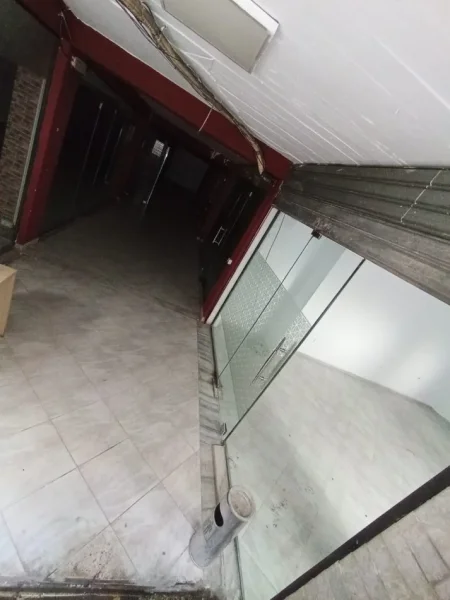 Tirane, jepet me qera dyqan Kati -1, 141 m² 600 € (rruga e kavajes)